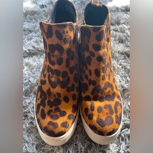 Time & Tru Leopard Cheetah Print Platform Ankle High Shoes Memory Foam.